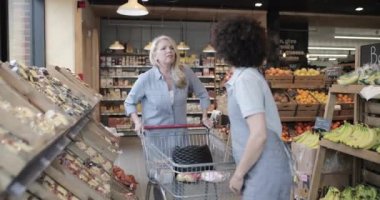 Müşteri bakkalda yardım istiyor.