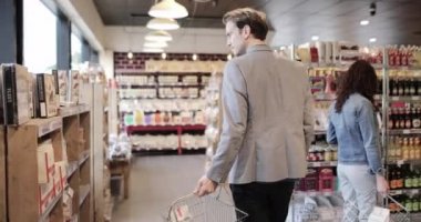 Markette yetişkin erkek alışverişi.