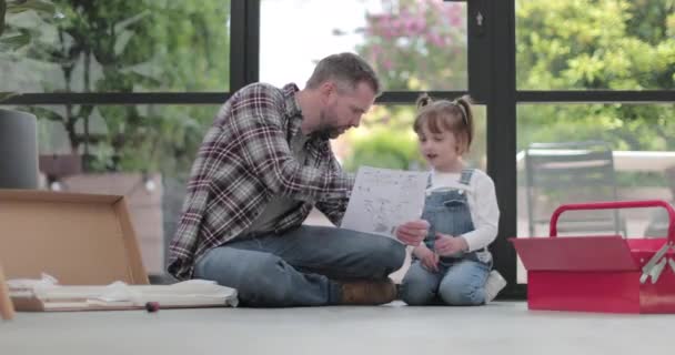 Far och dotter bygga platt pack möbler — Stockvideo