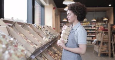 Markette çalışan Afrikalı Amerikalı bir kadın.