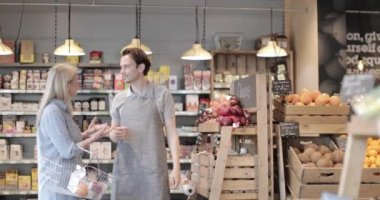 Müşteri bakkalda yardım istiyor.