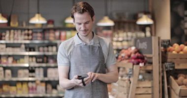 Tarayıcı kullanarak gıda pazarında satış asistanı.