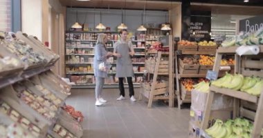 Müşteri bakkalda yardım istiyor.