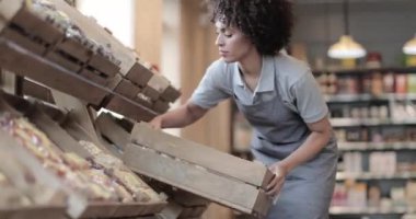 Gıda pazarı stok rafları küçük işletme sahibi
