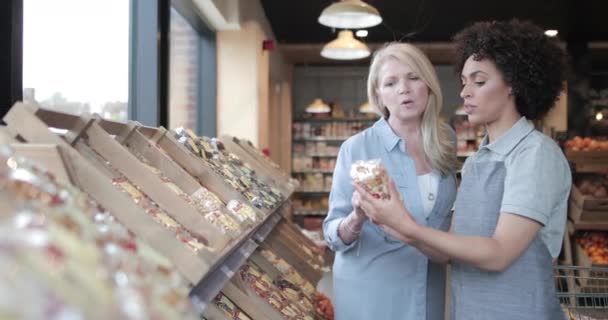 Zákazník žádá o radu ohledně alergenů v obchodě s potravinami — Stock video