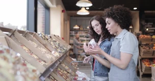 Egy vásárló segítséget kér egy élelmiszerboltban — Stock videók