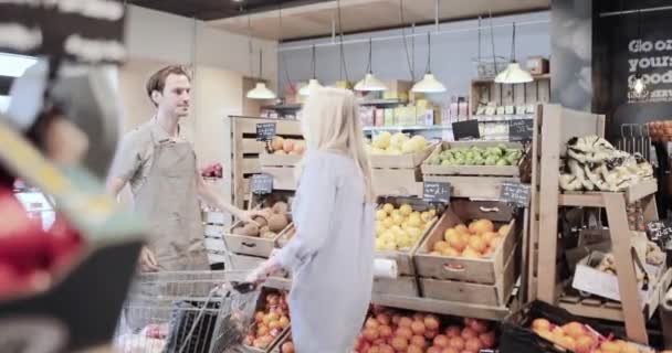 Клиент просит помощи в продуктовом магазине — стоковое видео