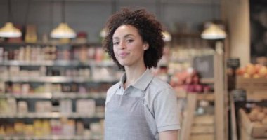 Kameraya bakan küçük işletme sahibinin portresi