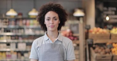 Kameraya bakan bakkal asistanının portresi