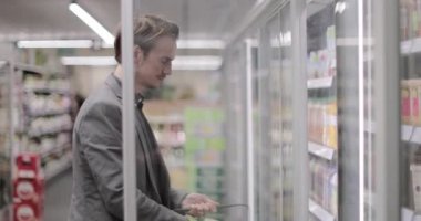 Yetişkin erkek bakkal alışverişi.