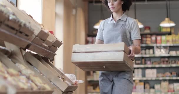 Propietario de una pequeña empresa de un mercado de alimentos estantes de almacenamiento — Vídeos de Stock