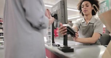 Markette çalışan tezgahtar.