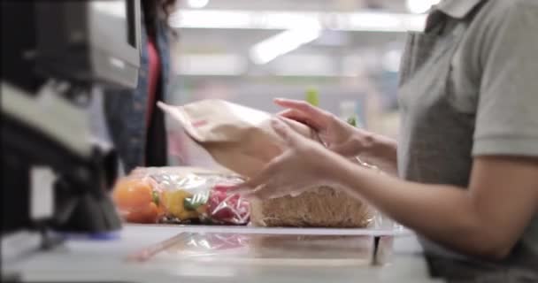 Detailní záběr na potraviny skenované při rezervaci — Stock video