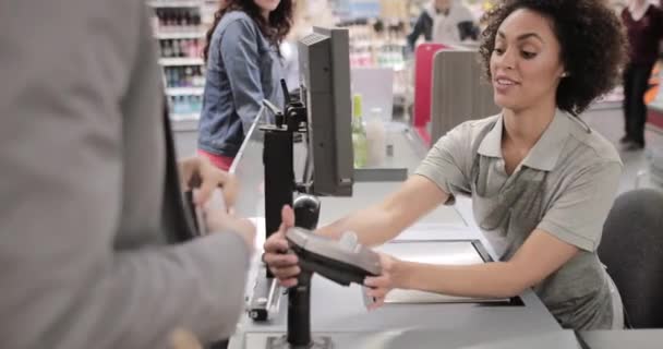 Sales clerk working at grocery store — Stock Video