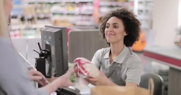 Sales clerk working at grocery store — Stock Video