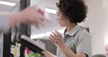 Markette çalışan tezgahtar.