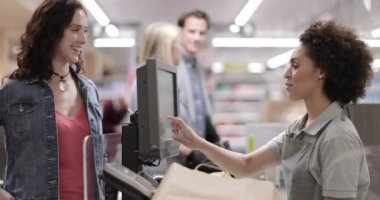 Markette çalışan tezgahtar.