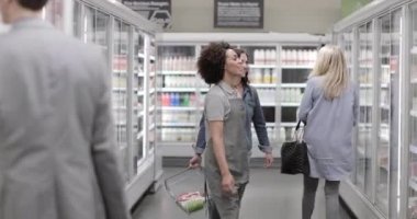 Müşteri bakkalda yardım istiyor.