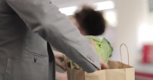 Sales clerk working at grocery store — Stock Video