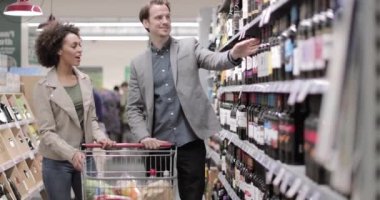 Markette şarap seçimi Çift