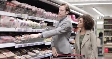 Markette bir hazır yemek seçme Çift