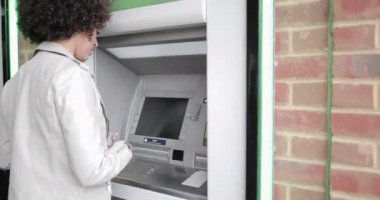 Bir kadının ATM kullandığı yakın plan