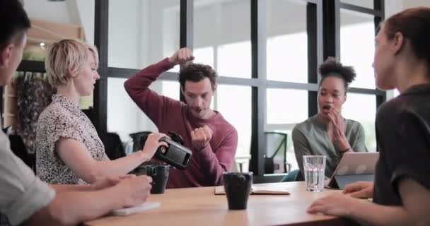 Coworkers discussing VR headset technology — 비디오