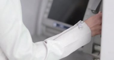 Bir kadının ATM kullandığı yakın plan