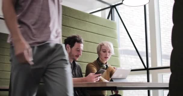 Colaboradores em uma reunião olhando para um tablet digital — Vídeo de Stock