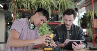 Robot bir kol üzerinde çalışan tasarımcılar