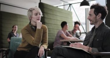 Meslektaşlar ortak çalışma alanında toplantı yapıyorlar