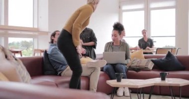 Yaratıcı ofisteki bir toplantıda iş arkadaşları.