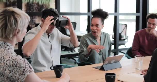 Коллеги обсуждают технологию VR гарнитуры — стоковое видео