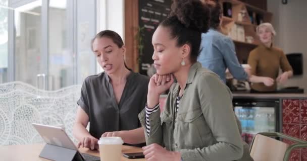 Freelancers vergaderen in een coffeeshop — Stockvideo