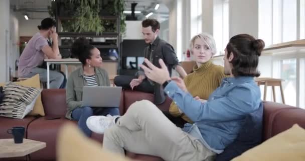 Reuniões em um espaço de escritório de co-trabalho ocupado — Vídeo de Stock