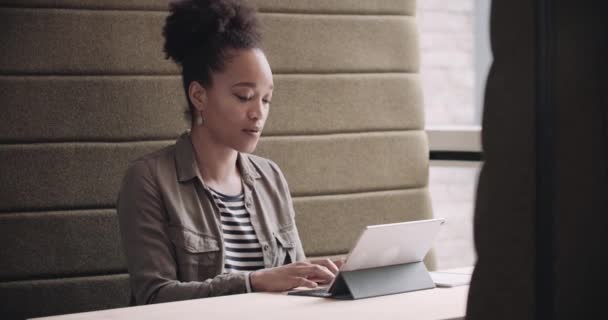 Freelance zakenvrouw werken in een café — Stockvideo