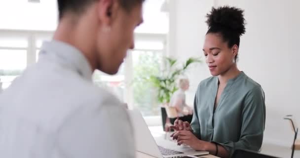 Mujer afroamericana trabajando en un espacio de coworking — Vídeos de Stock