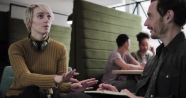 Meslektaşlar ortak çalışma alanında toplantı yapıyorlar