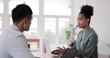 Bağımsızlar ortak çalışma alanında toplantı yapıyorlar.