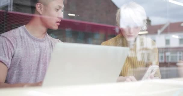 Freelancers trabalhando em um café — Vídeo de Stock