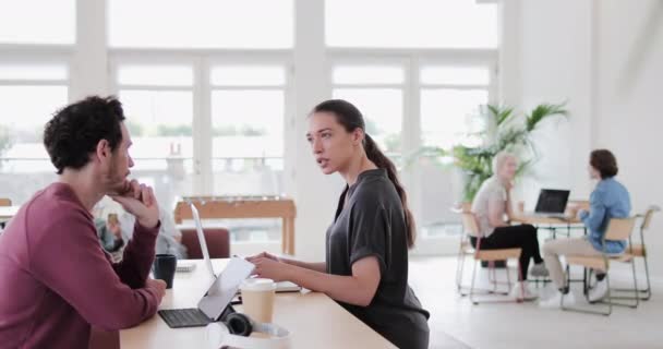 Freelancers tendo uma reunião em um espaço de coworking — Vídeo de Stock