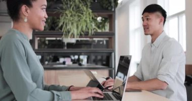 Çalışan bir alanda konuşan serbest çalışanlar