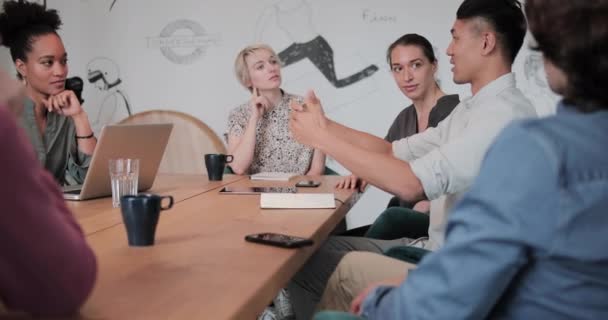 Asiatique homme d'affaires parlant dans une réunion 