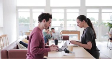 Eş zamanlı çalışma alanındaki bir toplantıda serbest çalışanlar