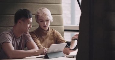 Dijital tablete bakan iş arkadaşları