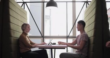 Yaratıcı bir ofiste çalışan iş arkadaşları.