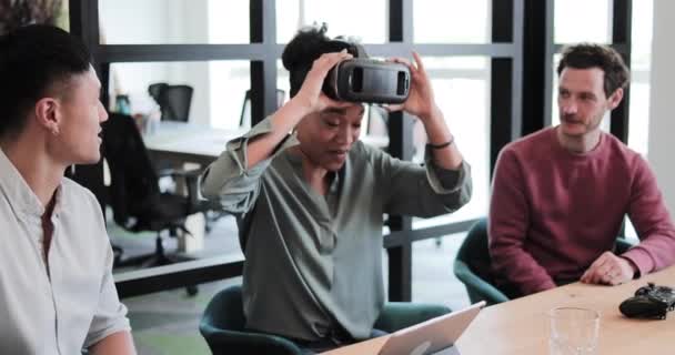 Геймдизайнеры тестируют новую VR-игру — стоковое видео