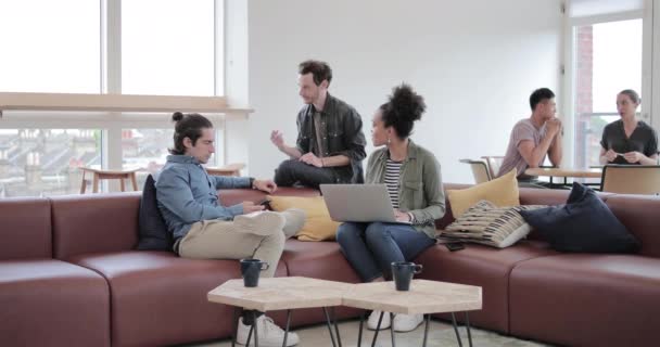 Besprechungen in einem belebten Coworking Office — Stockvideo