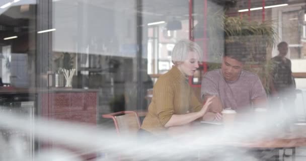 Amigos tomando café juntos em um café olhando para smartphone — Vídeo de Stock