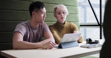 Dijital tablete bakan iş arkadaşları